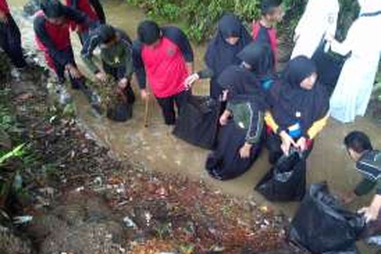Para pelajar SMK Al Husaeniyah memunguti sampah di salah satu sungai di Desa Lembursawah, Kecamatan Cicantayan, Sukabumi, Jawa Barat, Selasa (22/3/2016). kegiatan memunguti samha itu dilaksanakan dalam rangkaian peringatan Hari Air Sedunia.  