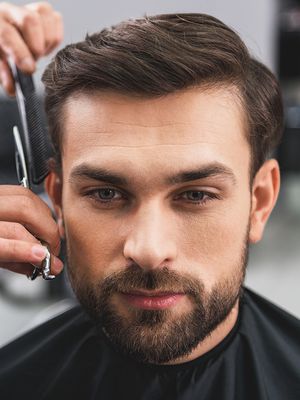 Model rambut pria ivy league cut sangat mirip dengan crew cut dengan rambut bervolume lebih sedikit di bagian atas dan samping. 
