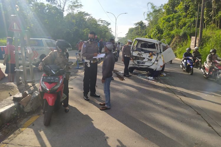 Petugas Satlantas Polres Salatiga melakukan olah TKP.