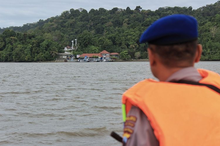 Satuan Polisi Air (Satpolair) Polres Cilacap melakukan penyisiran hingga ke Dermaga Sodong, Pulau Nusakambangan menggunakan kapal patroli, Senin (10/7/2017). Penyisiran dilakukan menyusul lepasnya dua narapidana (napi) bernama Hendra bin Amin dan Agus Triyadi bin Masimun dari Lembaga Pemasyarakatan (Lapas) Klas IIA Besi Nusakambangan, Cilacap, Jawa Tengah, Minggu (9/7/2017) siang.