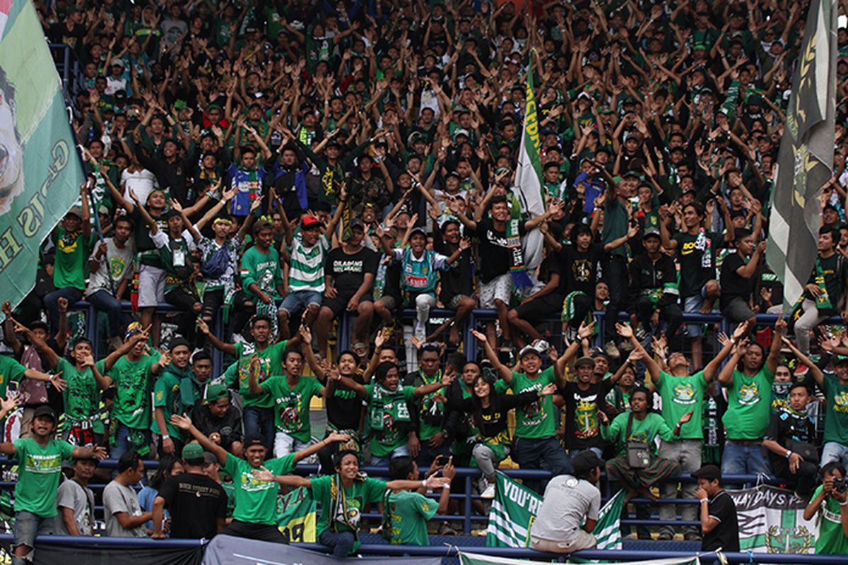 Bobotoh dan Bonek saat Persib berhadapan dengan Persebaya di Piala Presiden 2019