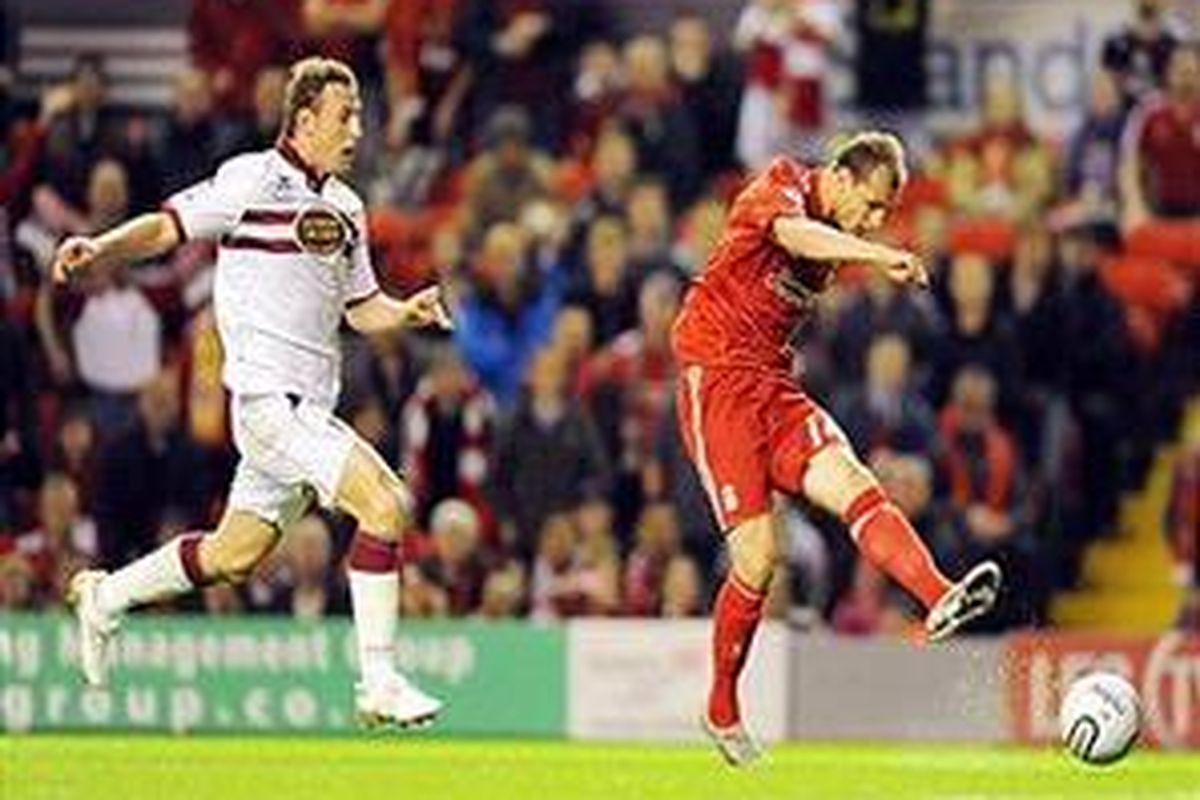 Penyerang Liverpool, Milan Jovanovic (kanan).