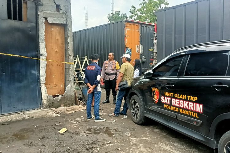 Lokasi penemuan jenazah wanita di salah satu gudang ekspedisi di Plered, Bantul. Sabtu (7/12/2024)