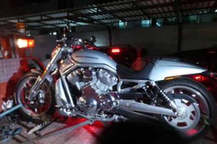 Sepeda motor Harley Davidson sport silver B 3484 NWW milik Tubagus Chaeri Wardana, disita KPK dari rumahnya di Jalan Denpasar, Jakarta Selatan, Senin (27/1/2014).