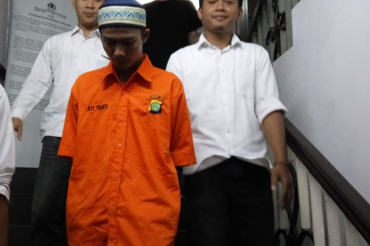 Kasdi (21), tersangka kasus penganiayaan terhadap anak dan istrinya saat di Mapolda Metro Jaya, Rabu (10/1/2018).