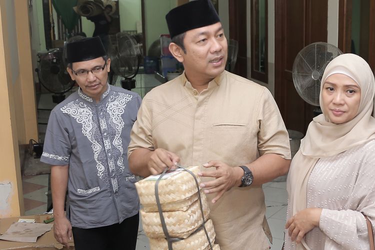 Wali Kota Semarang Hendrar Prihadi menunjukkan besek sebagai alat pengganti plastik untuk pembagian daging kurban pada perayaan Idul Adha di Kota Semarang, Minggu (12/8/2019)