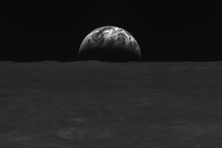 Gambar Bulan dan Bumi yang diabadikan wahana antariksa Danuri, pengorbit Bulan milik Korea Selatan. Foto rupa permukaan Bulan dan Bumi yang diambil dari jarak 120 Km di atas Bulan.