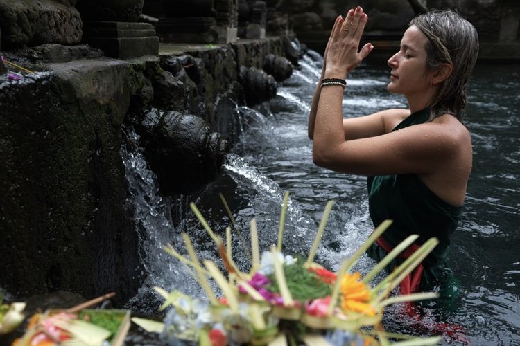 Seorang wisatawan mancanegara melakukan ritual melukat atau pembersihan diri di Pura Tirta Empul, Tampaksiring, Gianyar, Bali, Rabu (24/4/2024). Ritual tersebut direncanakan masuk dalam agenda World Water Forum (WWF) ke-10 di Bali yang akan diselenggarakan pada 18--25 Mei 2024.