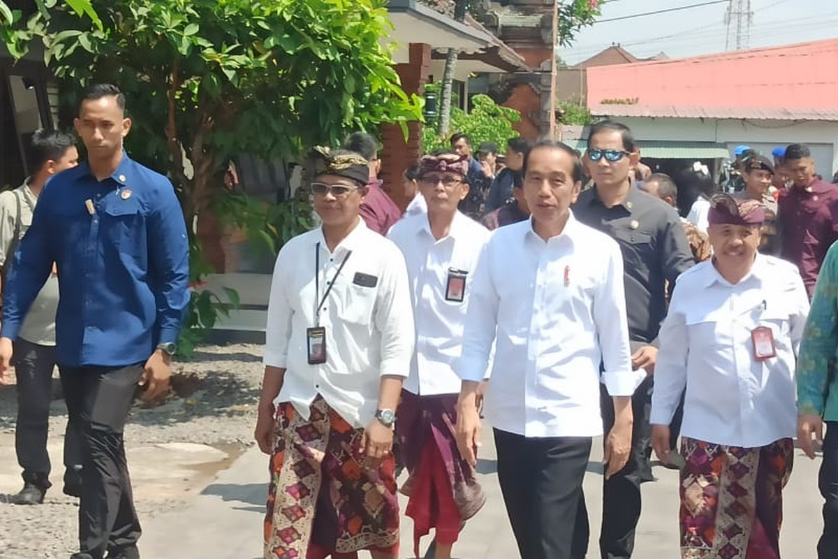 Presiden Joko Widodo didampingi Pj Gubernur Bali Sang Made Mahendra Jaya saat mengunjungi Sekolah Menengah Kejuruan (SMK) Negeri 3 Sukawati, Kabupaten Gianyar, Provinsi Bali, pada Selasa (31/10/2023). KOMPAS.com/ Yohanes Valdi Seriang Ginta 
