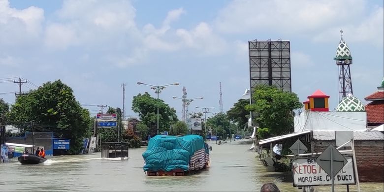 BANJIR DEMAK: Tampak kendaraan truk masih terjebak banjir di Tanggulangin, Kecamatan Karanganyar, Kabupaten Demak, Senin (12/2/2024). 