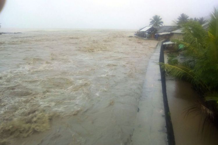 Luapan sungai Taludaa tidak mampu dibendung mengakibatkan banjir di 5 desa di Kecamatan Bone, Kabupaten Bone Bolango, Gorontalo.