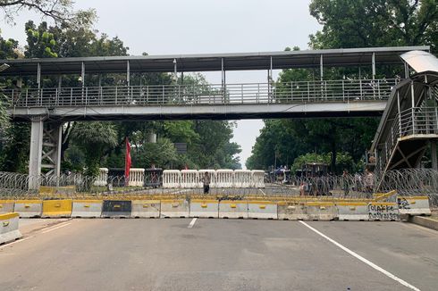 Ada Demo Mahasiswa dan Buruh di Patung Kuda, Jalan Medan Merdeka Barat Ditutup Barikade Beton dan Kawat Berduri 