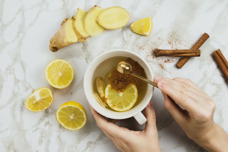 Ilustrasi obat serak alami, minum seduhan air hangat yang diberi sedikit perasan lemon bisa jadi obat serak alami. 