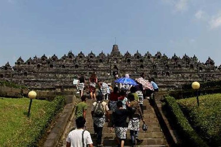 Wisatawan mengunjungi Candi Borobudur