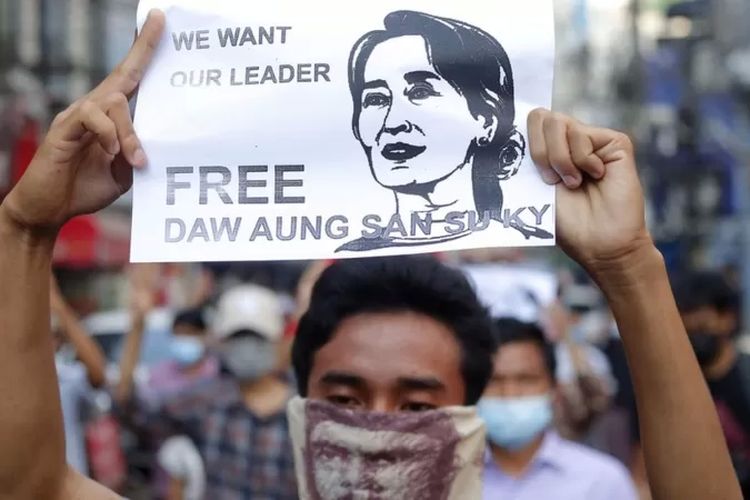 Seorang melakukan protes setelah kudeta militer di Myanmar.