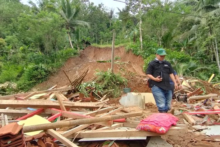 Rumah korban tewas tertimbun longsor terlihat rata dengan tanah di Kampung Anteghilir, Desa Malatisuka, Kecamatan Gunungtanjung, Kabupaten Tasikmalaya, Senin (12/10/2020).