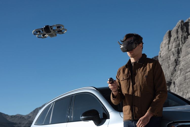 Ilustrasi Drone DJI Avata 360 saat dioperasikan pengguna