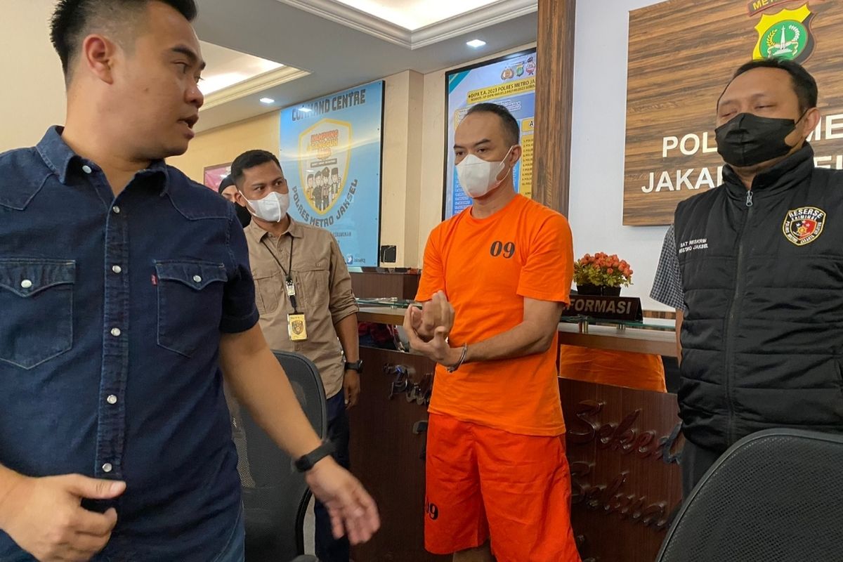 Bos perusahaan swasta, Raden Indrajana Sofiandi, tersangka kasus penganiayaan anak kandung berinisial KR dan KA, telah ditahan penyidik Polres Metro Jakarta Selatan sejak Sabtu (21/1/2023).  Tersangka ditahan sampai dengan 20 hari ke depan.
