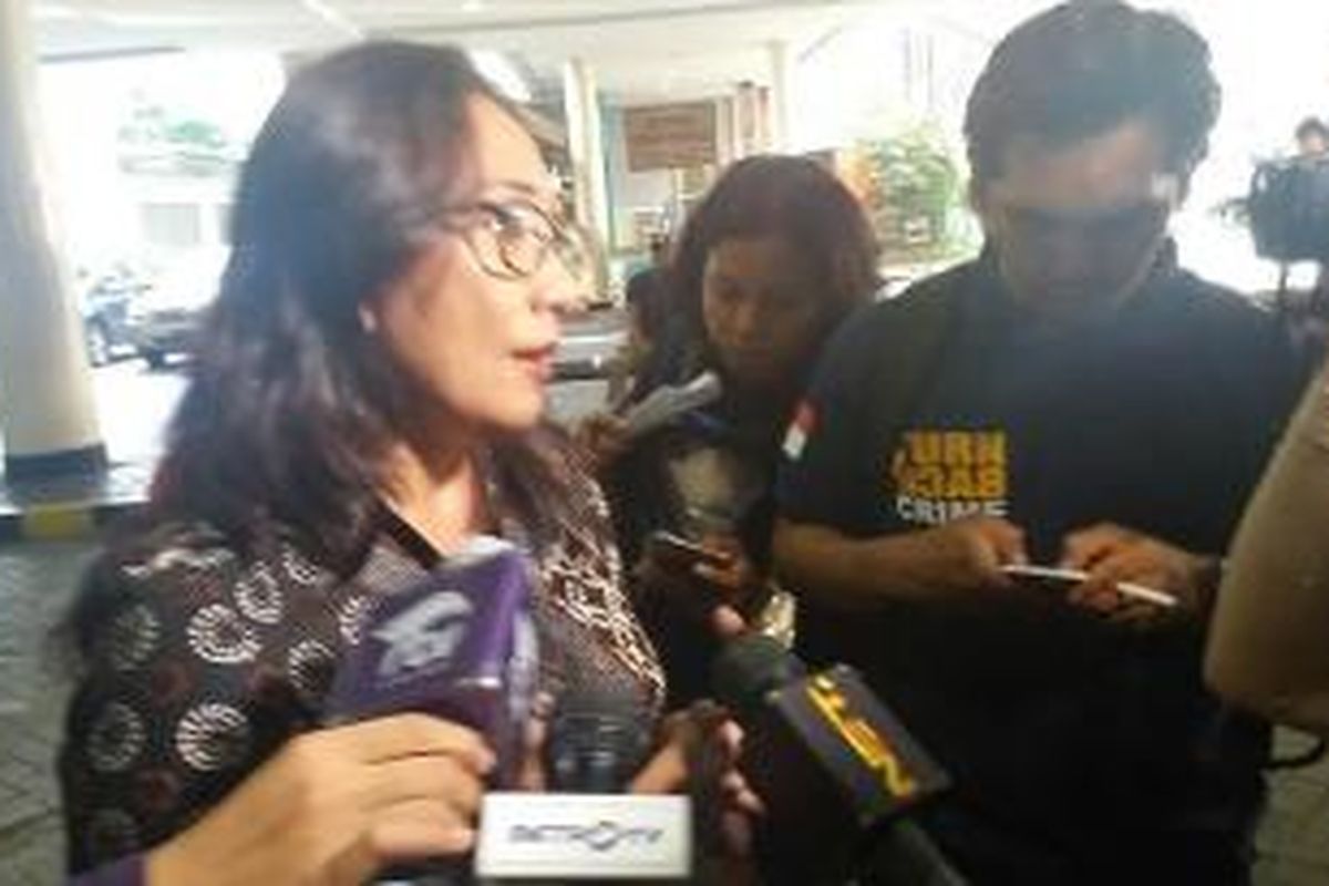 Kuasa hukum dari keluarga Allya Siska Nadya, Rosita P. Radjah saat memberi keterangan terkait malapraktik yang menimpa anak dari kliennya di Mal Pondok Indah 1, Jakarta Selatan pada Jumat (7/1/2016) 