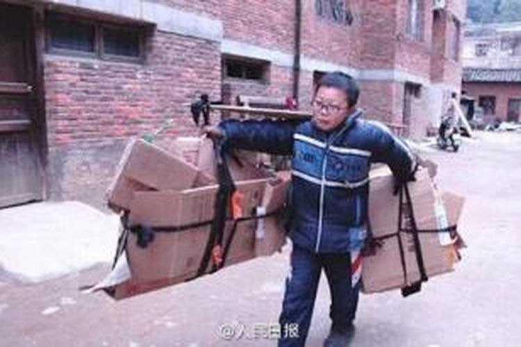 Mo Suangyi (10), bocah asal kota Jiangxi, China ini setiap hari mencari barang bekas dan menjualnya untuk mengumpulkan biaya pengobatan ayahnya yang menderita leukemia.