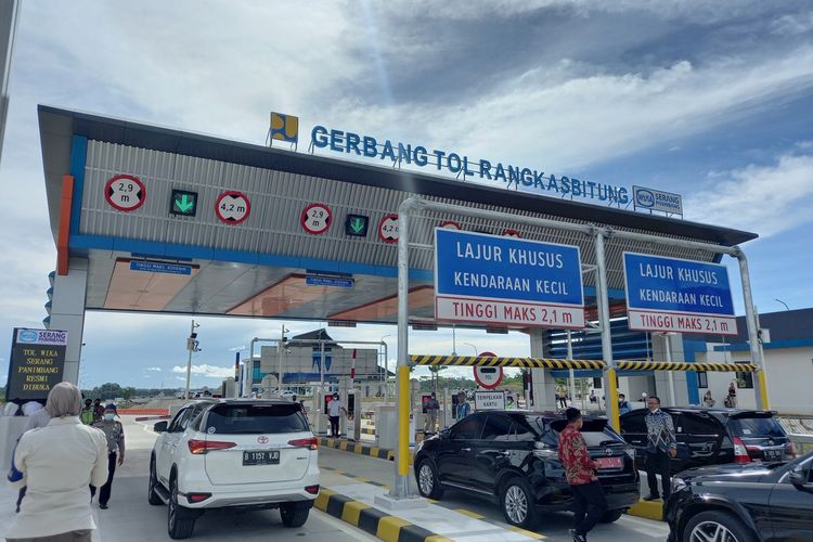Pembukaan tol Serang-Panimpang untuk umum di Gerbang Tol Rangkasbitung, Rabu (17/12/2021)
