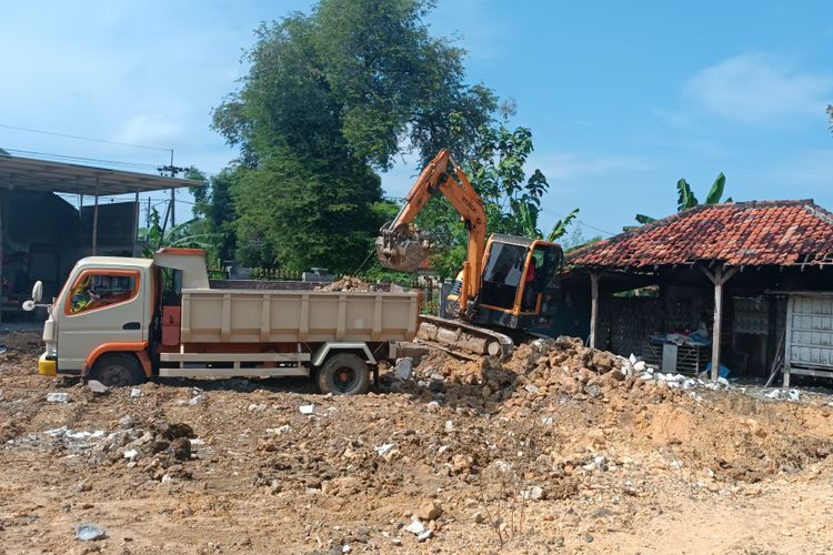 Pembongkaran rumah milik Suaib di Desa Larangan Slampar, Kecamatan Tlanakan, Kabupaten Pamekasan disebabkan perceraian.
