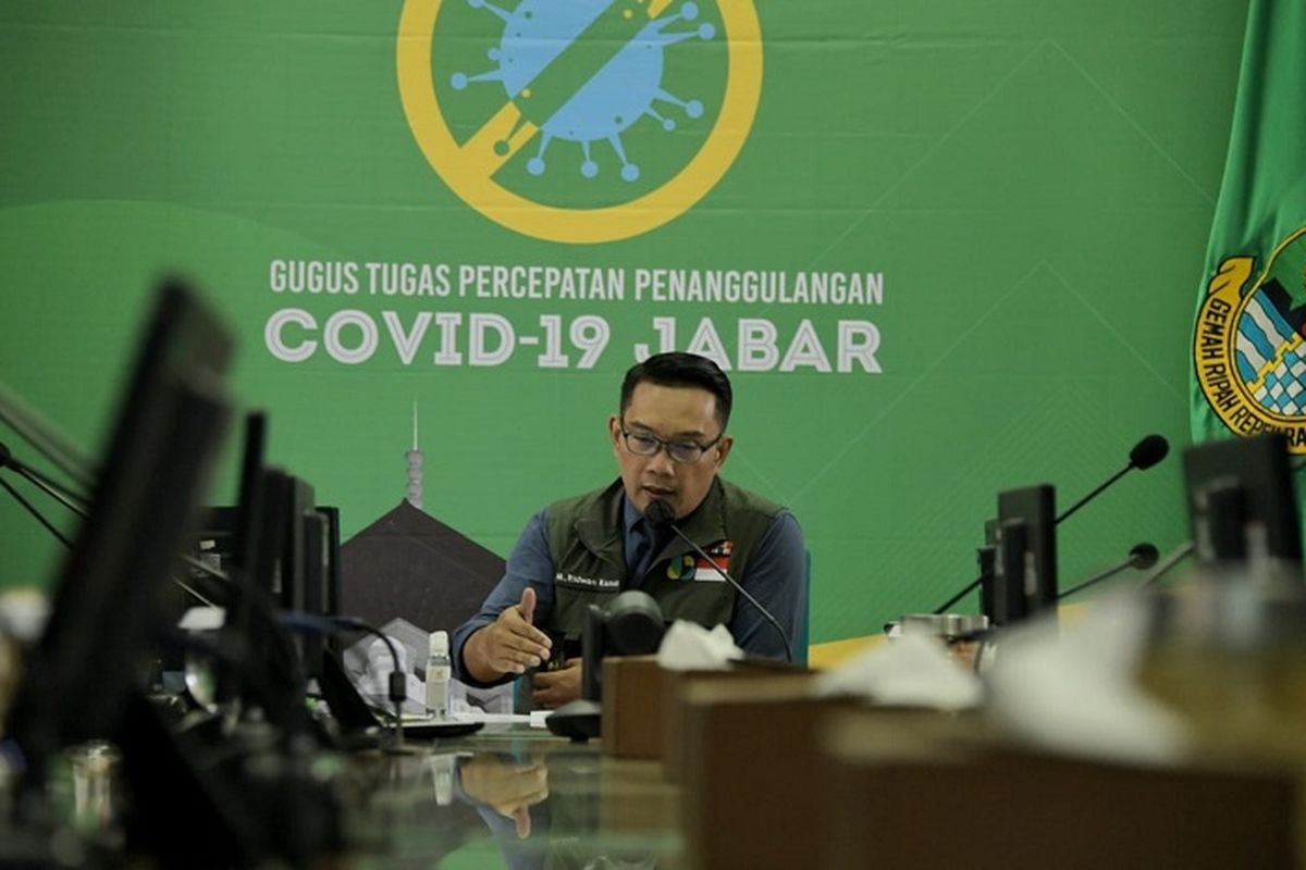 Gubernur Jabar Ridwan Kamil, saat mengikuti Rapat Terbatas Koordinasi Lintas Provinsi bersama Wakil Presiden Republik Indonesia via video conference, di Gedung Pakuan Bandung, Selasa (7/4/2020).