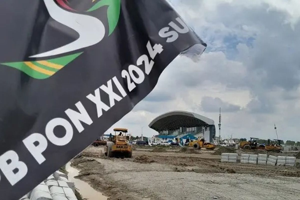 Sejumlah unit alat berat beroperasi di sekitar Stadion Madya Sumut di kompleks Sport Center Sumatera Utara, Kabupaten Deliserdang, Kamis (12/09). Proses konstruksi untuk perhelatan ajang PON XXI Aceh-Sumut masih berlangsung.