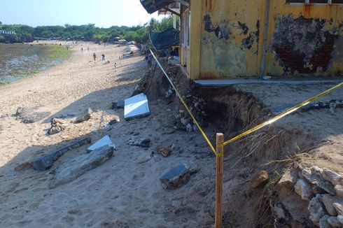 Pos SAR Pantai Krakal Rusak Terkena Abrasi, Wisatawan Diimbau Tak Mendekati Lokasi