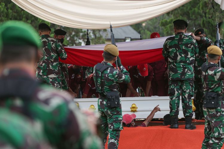 Pemakaman jenazah Menteri Pendayagunaan Aparatur Negara dan Reformasi Birokrasi (Menpan-RB) Tjahjo Kumolo di Taman Makam Pahlawan Kalibata, Jakarta, Jumat (1/7/2022). Tjahjo Kumolo meninggal setelah dirawat di Rumah Sakit Abdi Waluyo, Jakarta Pusat, selama hampir dua pekan.