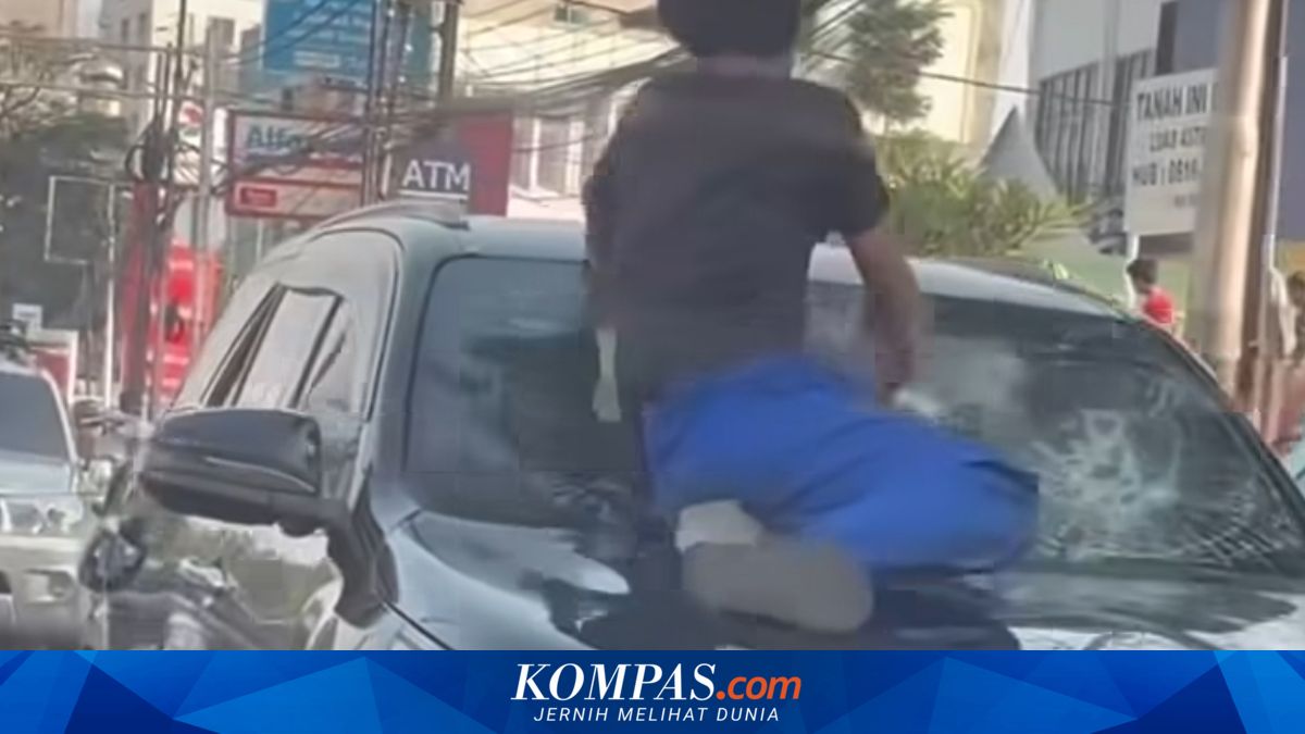 Si Sopir Linglung Dihajar Massa di Tanah Abang! Fortuner Sekarat Dihujani Batu