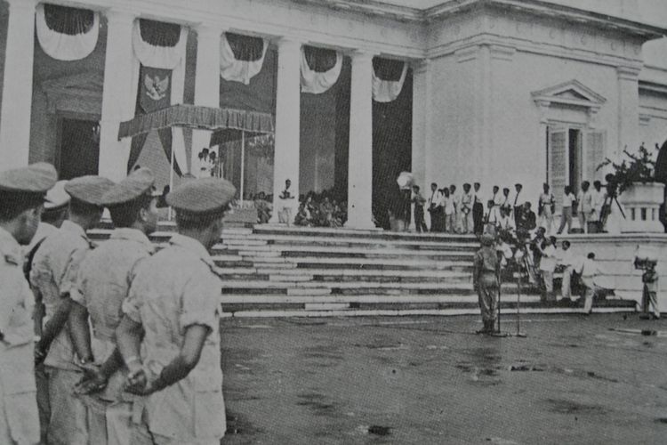 Salah satu isi Dekrit Presiden 5 Juli 1959 adalah pemberlakuan kembali UUD (Undang-Undang Dasar) 1945 dan pembubaran Konstituante.