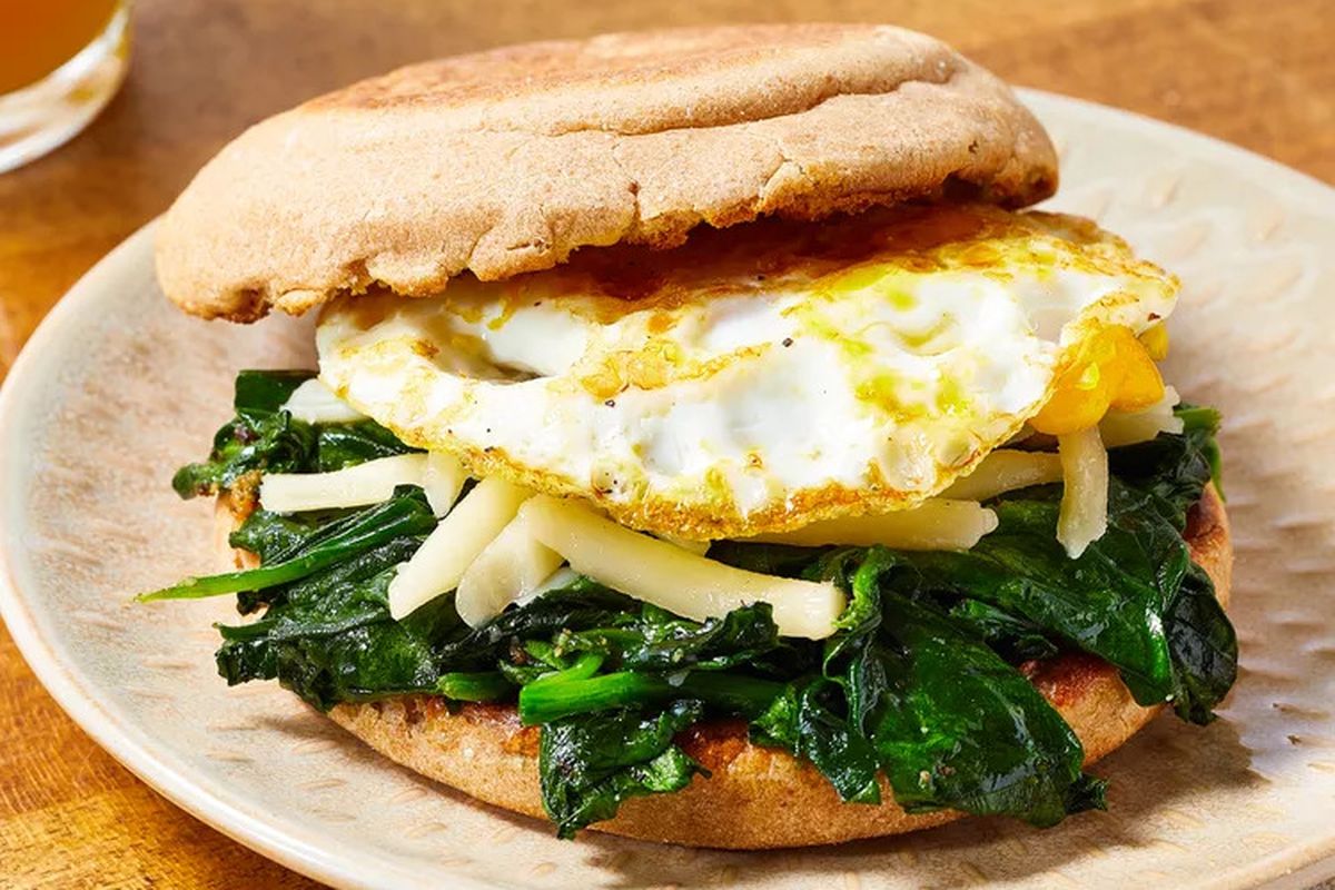 Ilustrasi sandwich isi telur dan bayam.