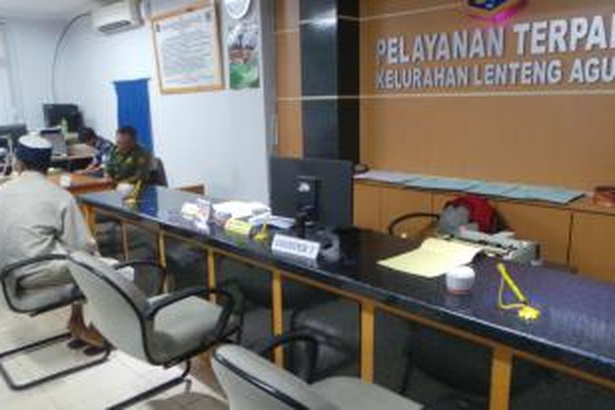 Pelayan Terpadu Satu Pintu (PTSP) Kelurahan Lenteng Agung. Senin (5/1/2015).