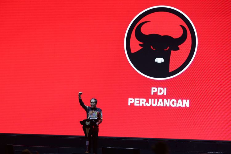 Presiden Republik Indonesia, Joko Widodo memeri sambutan saat perayaan HUT ke-50 PDI P di JI Expo Kemayoran, Jakarta, Selasa (10/01/2023).