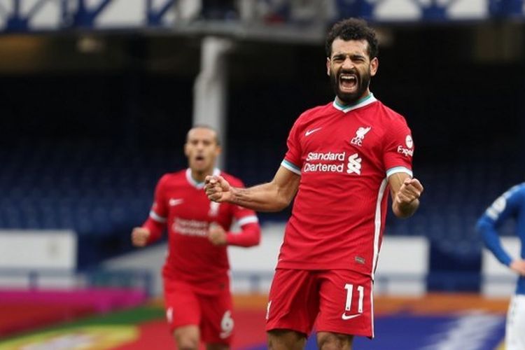 Penyerang Liverpool, Mohamed Salah, merayakan gol ke gawang Everton pada laga Liga Inggris, Sabtu (17/10/2020).