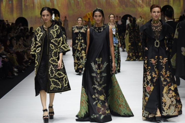 Koleksi gaun malam bermotif Batik Kudus rancangan Denny Wirawan.