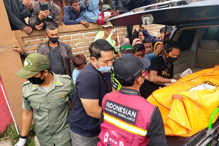 Proses evakuasi jenazah Nara Aprlia bocah berusia 2 tahun di Kampung Cikareo, Desa Alam Endah, Kabupaten Bandung, pada Kamis (24/3/2022) Nara hanyut sejak 12 hari lalu di belakang rumahnya Pada Sabtu (12/3/2022)