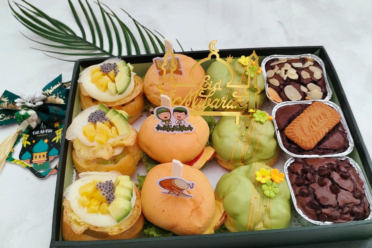 Kue Soes dengan variasi warna dan rasa hasil karya Dkueh Malang menjadi salah satu pilihan hampers Lebaran 2025.