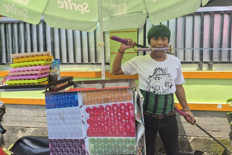 Pedagang Makanan Cosplay Anime dan Pejabat Sempat Dianggap Aneh, Kini Omzet Malah Naik