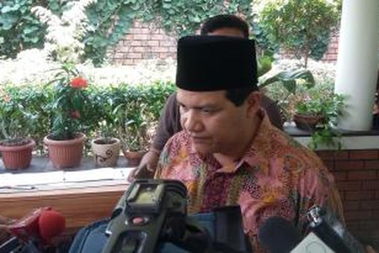 Ketua KPU Husni Kamil Manik di kediaman Adnan Buyung Nasution, di Kawasan
Lebak Bulus, Jakarta Selatan, Rabu (23/9/2015).
