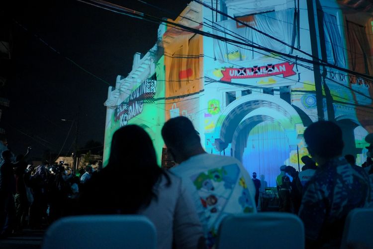 Wali Kota (Walkot) Medan Muhammad Bobby Afif Nasution saat menyaksikan pertunjukan mapping visual berlatar gedung Warenhuis bersama sang istri Kahiyang Ayu, Jumat (19/11/2021).
