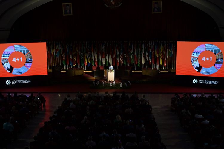 Menteri Luar Negeri (Menlu) Retno Marsudi  dalam Pernyataan Pers Menteri Luar Negeri (PPTM) 2024 di Museum Konperensi Asia Afrika (KAA), Bandung (8/1/2024). 
