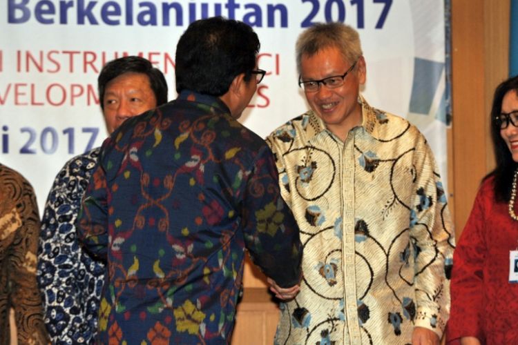 Ketua Dewan Komisioner OJK, Muliaman D Hadad (tengah) memberikan apresiasi kepada Direktur PT Bank Central Asia Tbk (BCA) Rudy Susanto (kedua kanan) pada penutupan pilot project ‘First Movers on Sustainable Banking’ di Bali, Rabu (12/07).