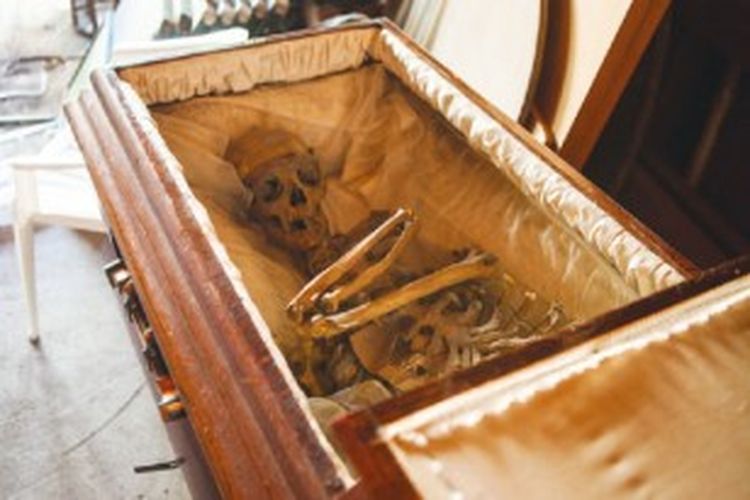 sebuah peti jenazah dari kayu oak buatan tahun 1900-an seharga 12.000 dollar AS, atau hampir Rp 120 juta.