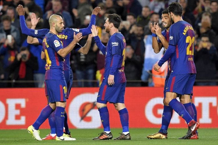 Penyerang FC Barcelona, Lionel Messi (tengah), melakukan selebrasi dengan rekan-rekan setimnya pada laga kedua babak 16 besar Copa del Rey, di Stadion Camp Nou, Kamis (11/1/2018).