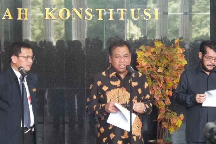 Ketua MK Arief Hidayat saat menyampaikan keterangan terkait penanganan perkara pilkada serrntak 2017, Senin (27/2/2017).