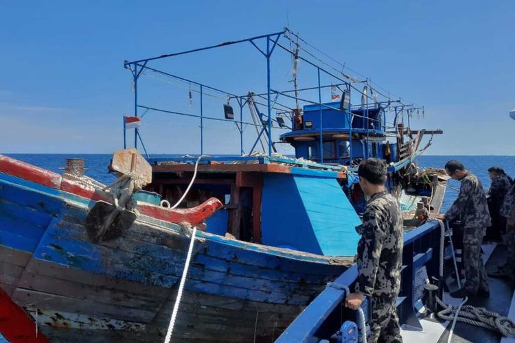 Ilustrasi: Petugas Kementerian Kelautan dan Perikanan (KKP) mengamankan kapal yang menangkap ikan dengan menggunakan pukat harimau (trawl) di perairan Provinsi Riau, Rabu (9/6/2021).