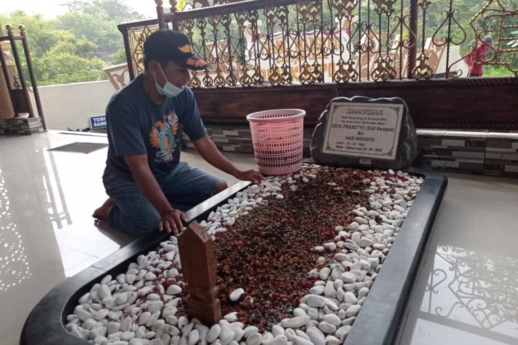 Ratusan sobat ambyar melakukan ziarah ke makam Did iKempot yang meninggal satu tahun lalu karen ahenti jantung. Sementara istri ke 3 Didi Kemppot Yan Velia akan melakukan ziarah Rabu malam setelah sholat maghrib.