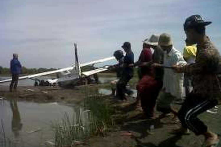 Warga berjibaku menarik bangkai pesawat berjenis Cesna 172 PK - NIV yang  jatuh di area pertambakan Dukuh Tambak Gojoyo,  Desa Wedung, Kecamatan Wedung,  Demak, Selasa (21/06/2016) siang.Warga berjibaku menarik bangkai pesawat berjenis Cesna 172 PK - NIV yang  jatuh di area pertambakan Dukuh Tambak Gojoyo,  Desa Wedung, Kecamatan Wedung,  Demak, Selasa (21/06/2016) siang.